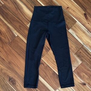 Lululemon 21” leggings, size 4, black patterned-great condition